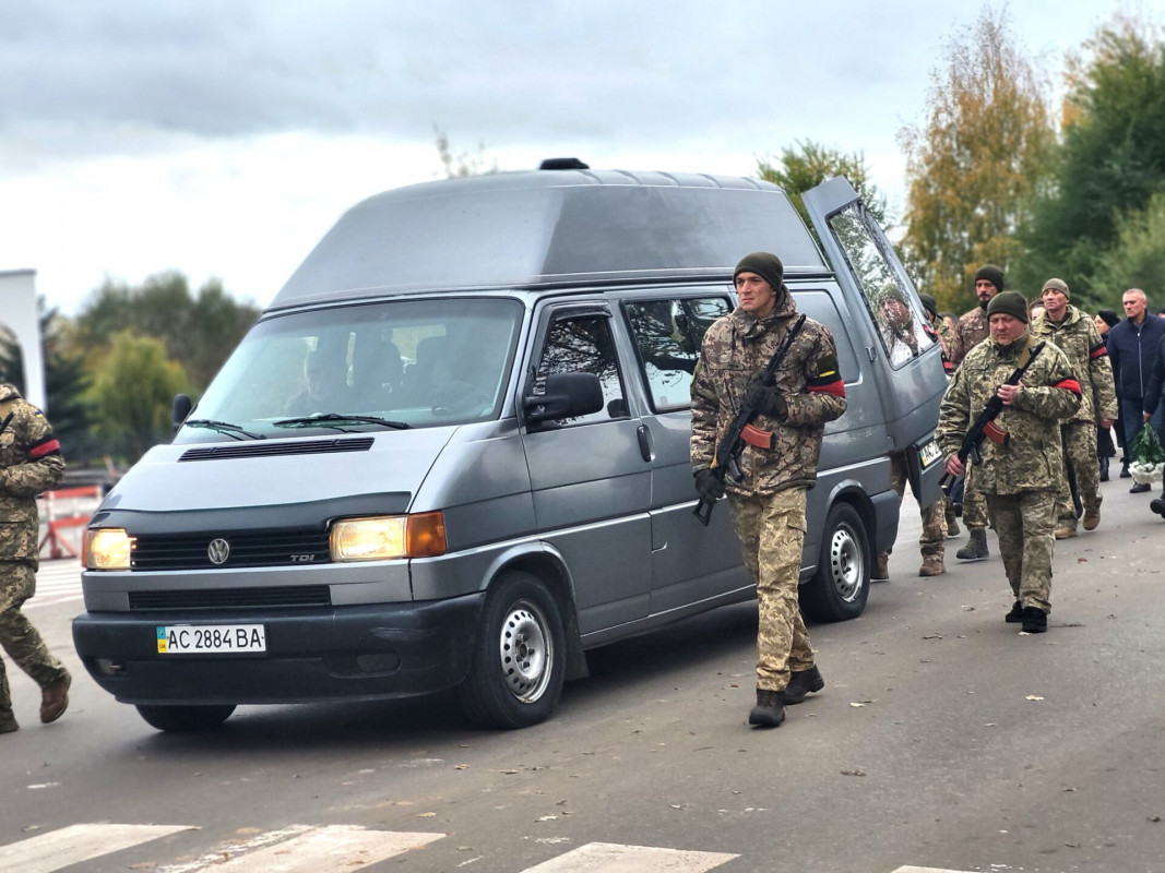 Один син - у полоні, інший - на передовій: на Волині попрощалися із  Героєм Ярославом Богданом