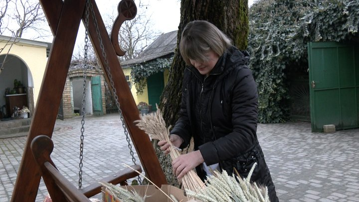 15 років зберігає традиції Різдва: майстриня з Волині плете дідухи