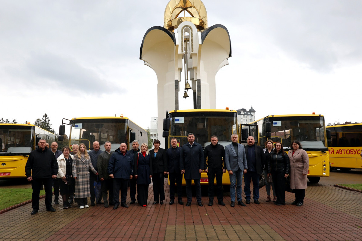 Дев’ять громад Волині отримали нові інклюзивні шкільні автобуси