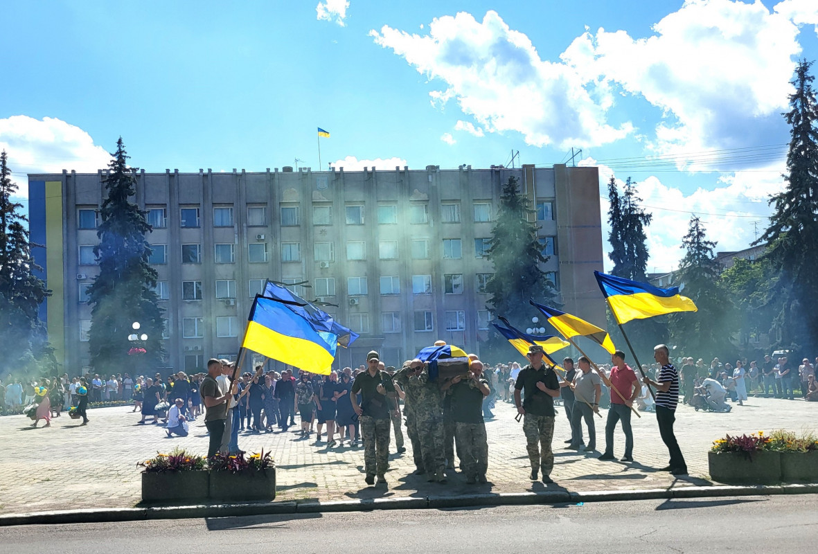 Син і донька втратили батька: на Волині попрощались з Героєм Дмитром Лисюком