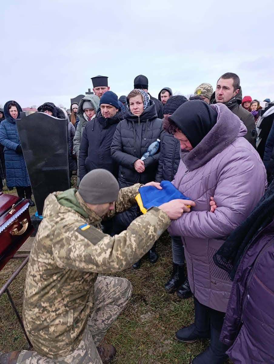 Втрати біля Торецька: у громаді на Волині усе село зійшлося провести полеглого Героя Михайла Попіка