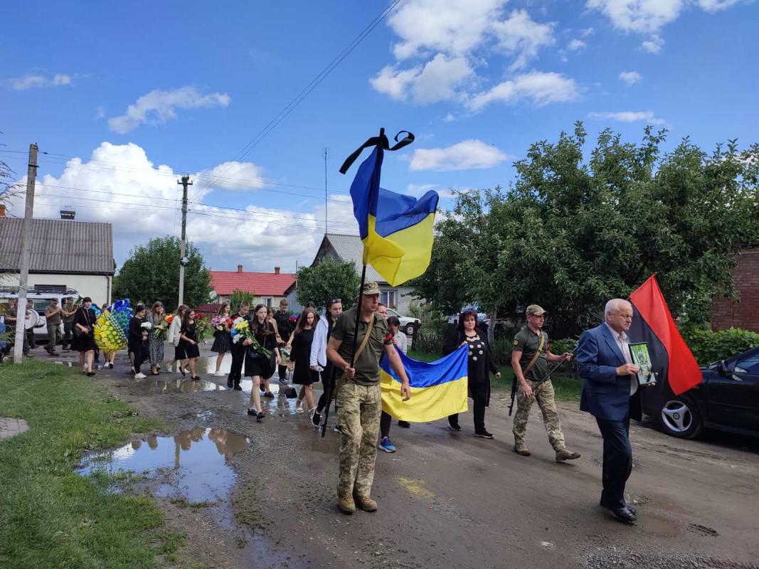 Воював у самому пеклі війни: у Луцькому районі попрощалися із молодим Героєм Олександром Назаруком