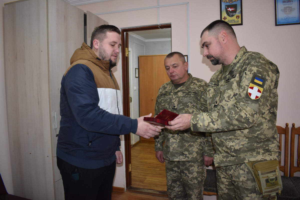 «В одній бронемашині загинуло 4 Героя з Волині»: посмертний орден батька-Героя вручили його сину. Фото