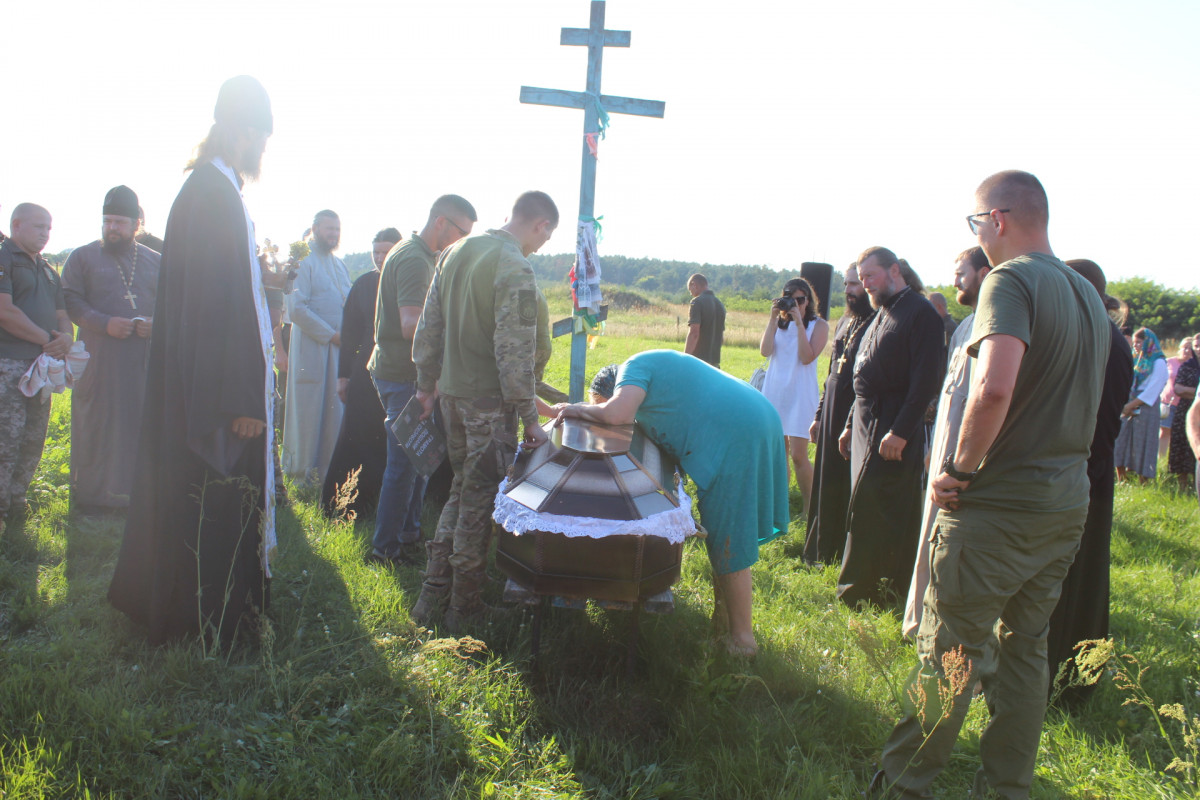 «Виростив двох синів, мріяв про онуків»: на Волині попрощалися з 49-річним Героєм Русланом Гребенем