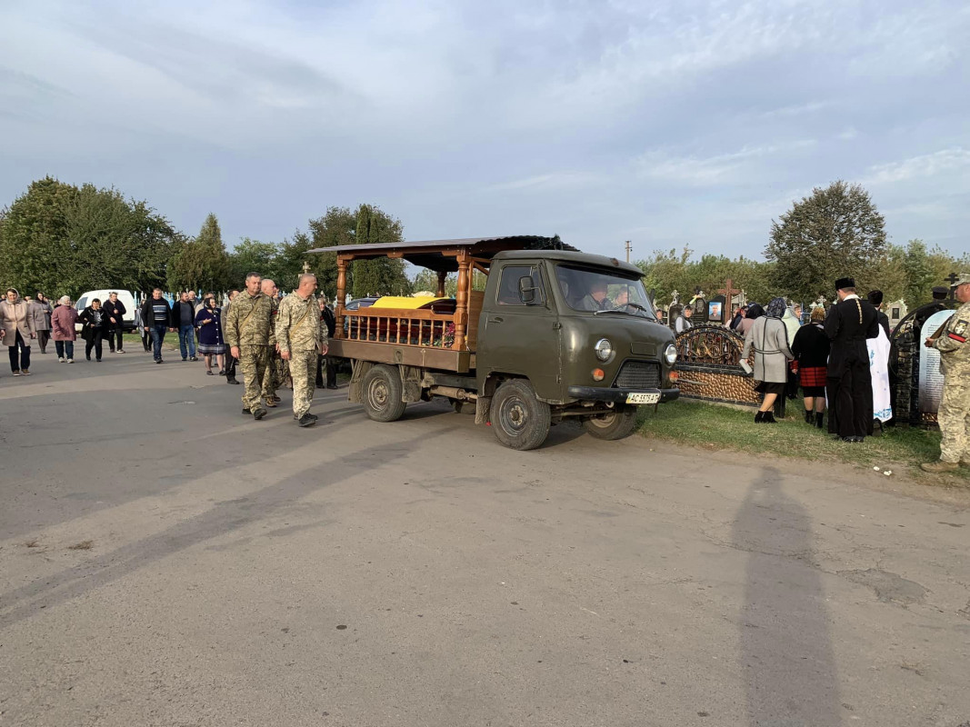 Помер на бойових позиціях: на Волині провели в останню дорогу захисника Олександра Юзвика