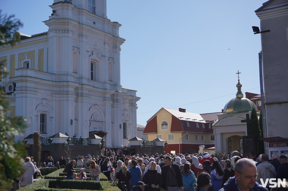 Сотні вірян прийшли освячувати вербу у головний собор Луцька. Фоторепортаж