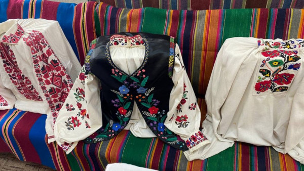 Вишиті сорочки та сукні: у Луцьку – виставка старовинного одягу
