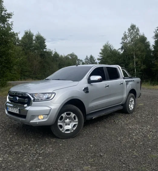 Авто для фронту на Волині: пікапи, які рятують життя