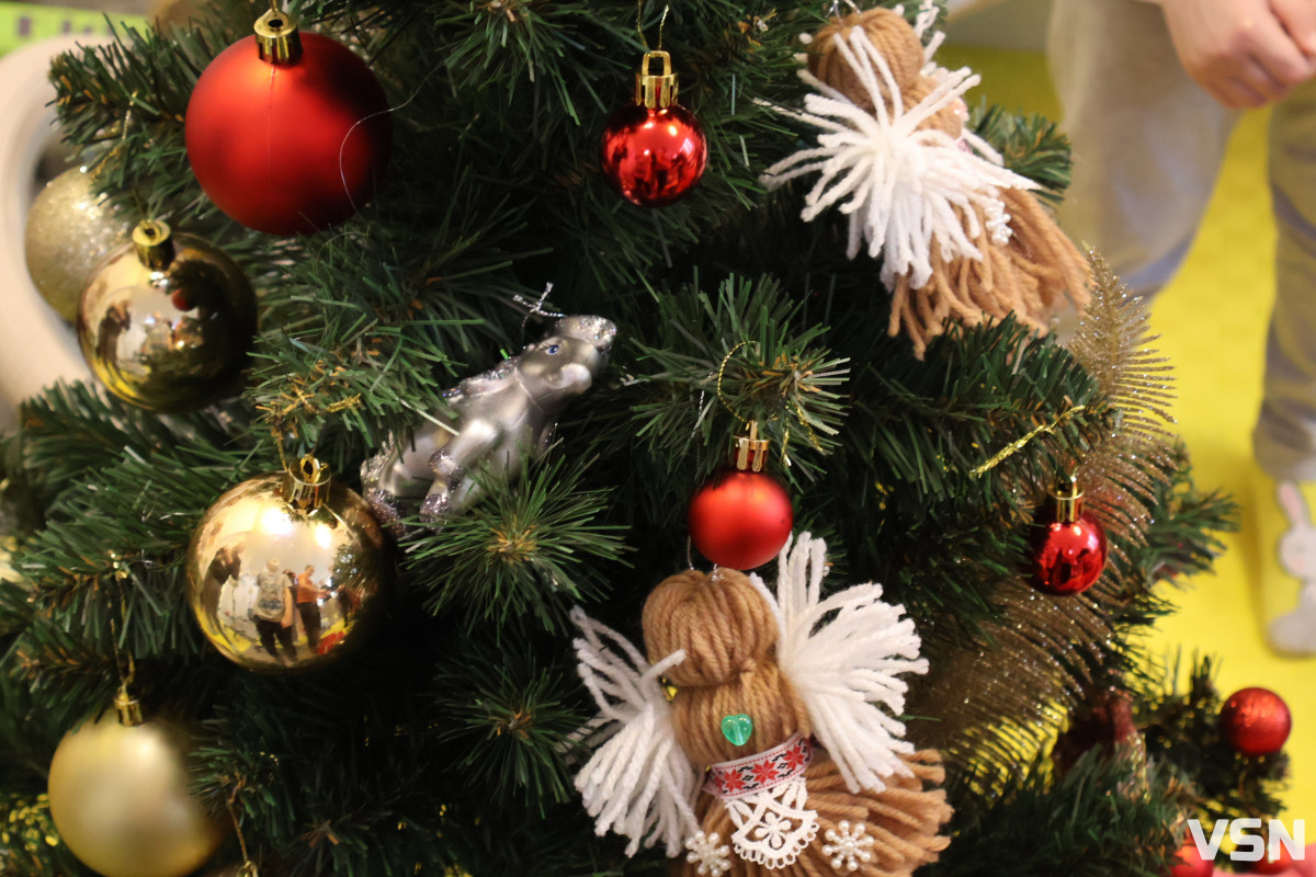 На Волині у лікарняних палатах засяяло свято: поліцейські подарували дітям день усмішок