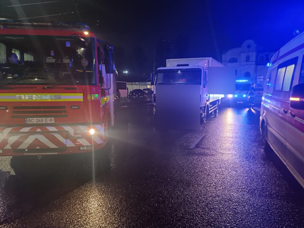 Переходив дорогу поза «зеброю»: деталі жахливої аварії у Луцьку, де вантажівка на смерть збила чоловіка