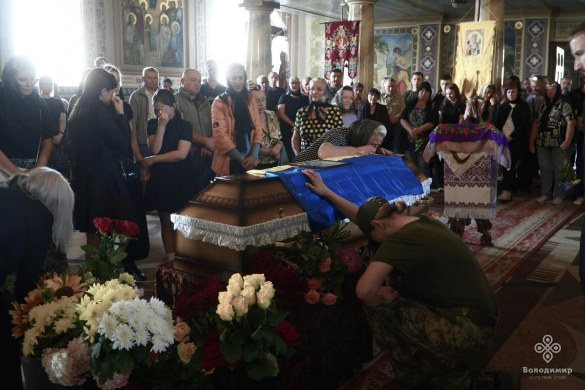 Повернувся з-за кордону, щоб захистити свою країну: на Волині в останню дорогу провели Героя Руслана Кулешу