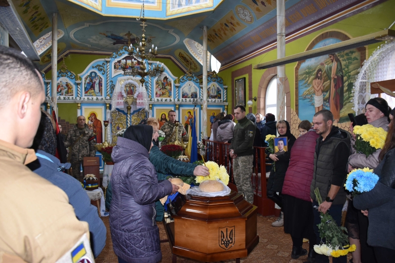 Понад пів року вважався безвісти зниклим: на Волині попрощалися із Героєм Богданом Мережею