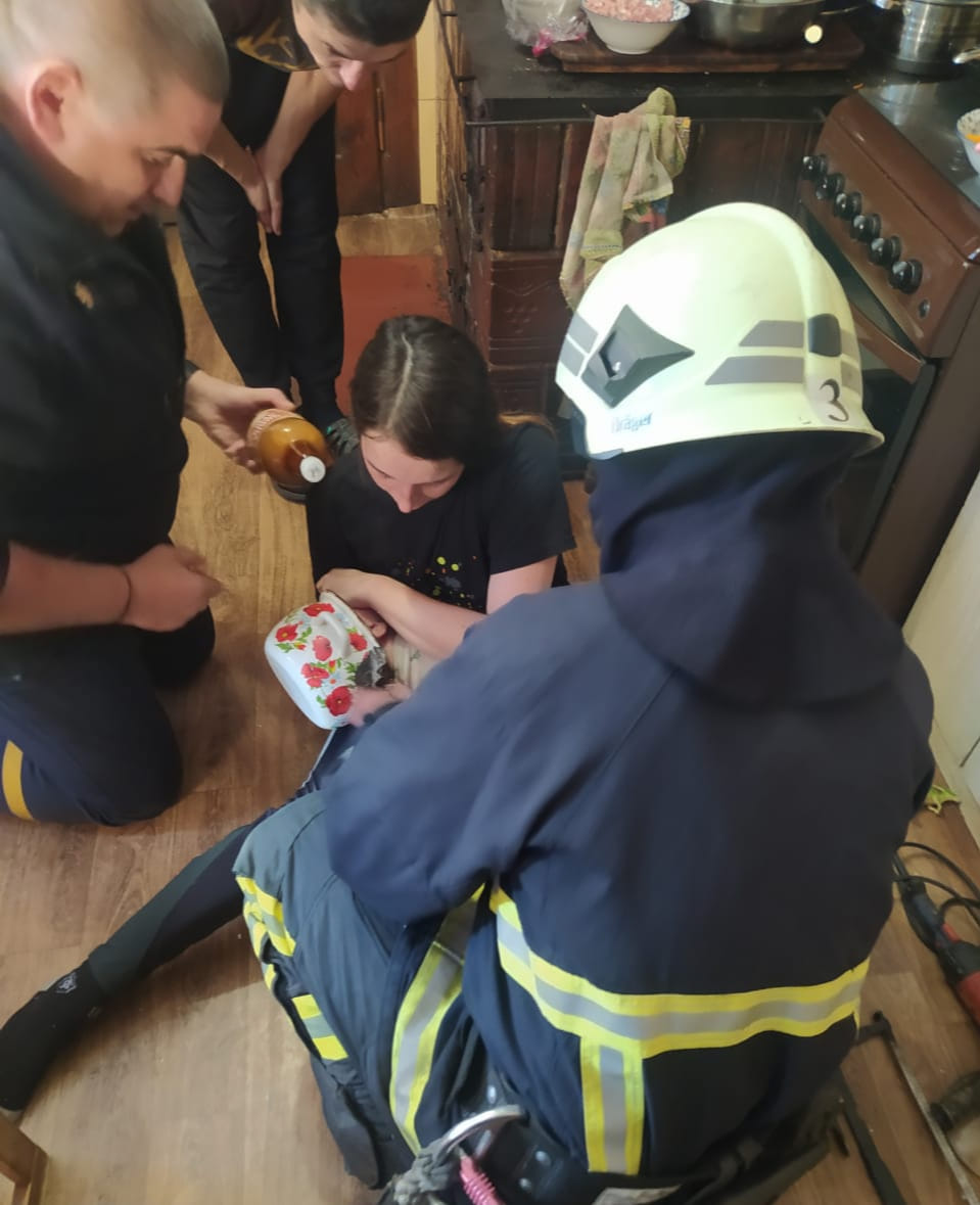 На Волині маленький хлопчик під час гри одягнув на голову собі каструлю, а зняти її вже не зміг: що зробили рятувальники