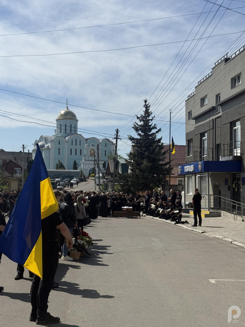 Осиротіло двоє синочків: у Володимирі провели в останню путь поліцейського Дмитра Домріна
