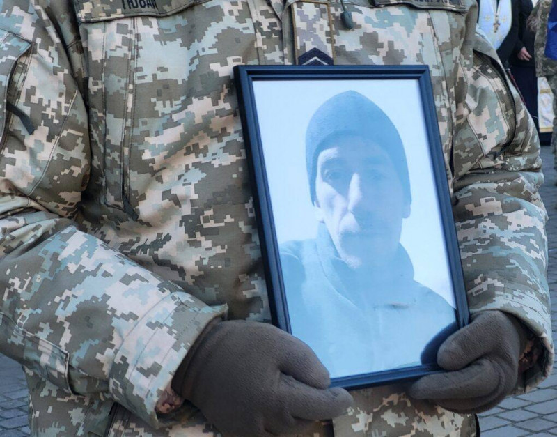Сумне Різдво: на Волині в останню земну дорогу провели 32-річного воїна Володимира Бичика