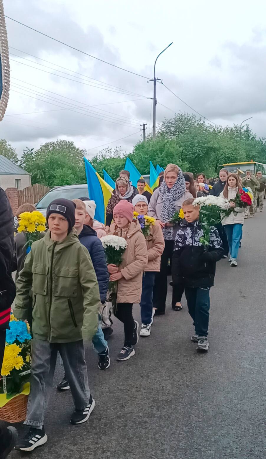 Без надійного плеча залишилися дружина, син та донька: на Волині попрощались з Героєм Павлом Плисюком