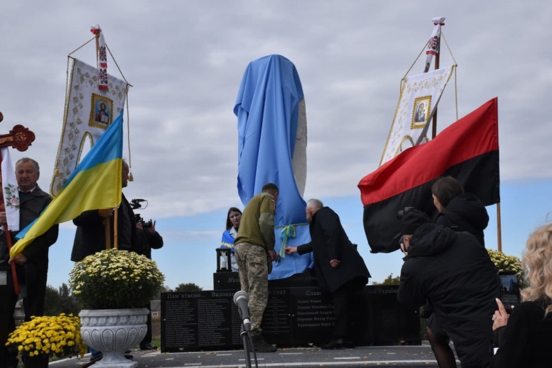 Пам’ять поколінь: на Волині відкрили меморіал загиблим у війнах односельчанам та Алею Слави