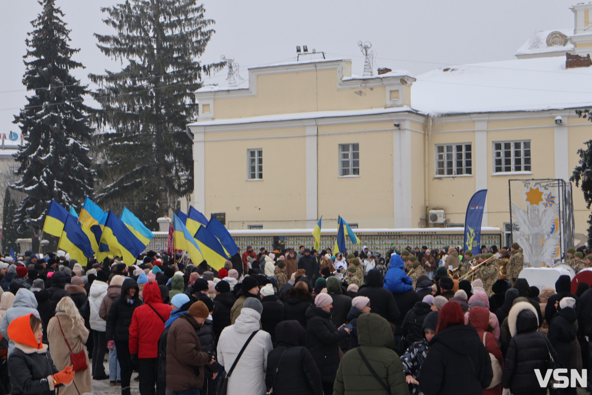 Лучани об’єдналися в «Ланцюг Єднання» до Дня Соборності України. Фоторепортаж
