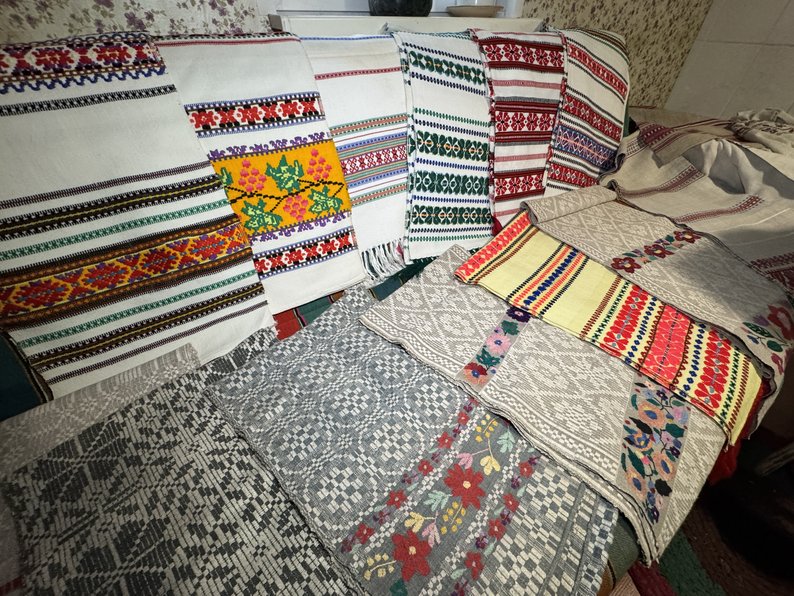 87-річна волинянка показала старовинну скриню «на придане» і клунок «на смерть»