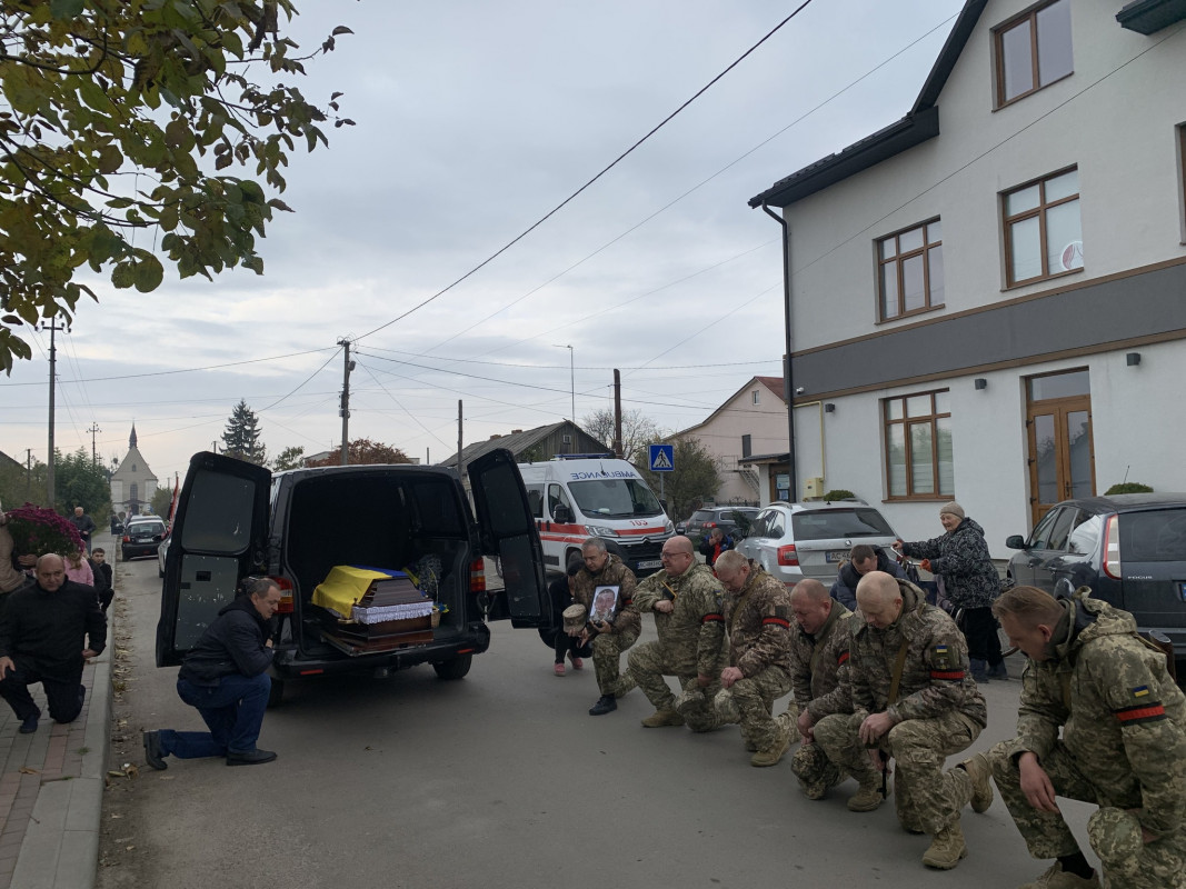 Загинув ще у серпні, а прощалися лише нині: на Волині в останню путь провели Героя Леоніда Бриндзія
