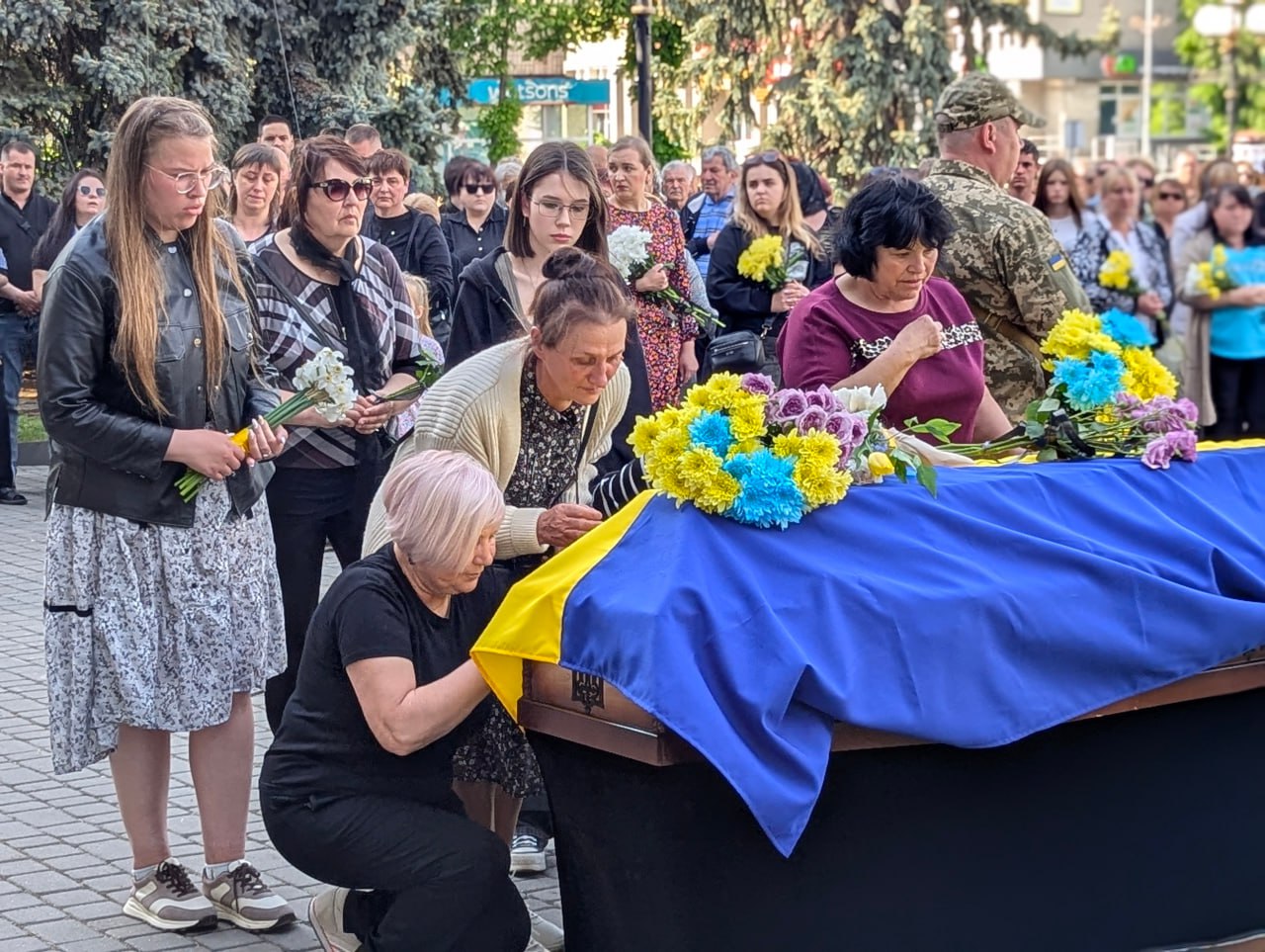 Волиняни попрощалися з 32-річним снайпером Максимом Ткачуком, який загинув на Луганщині