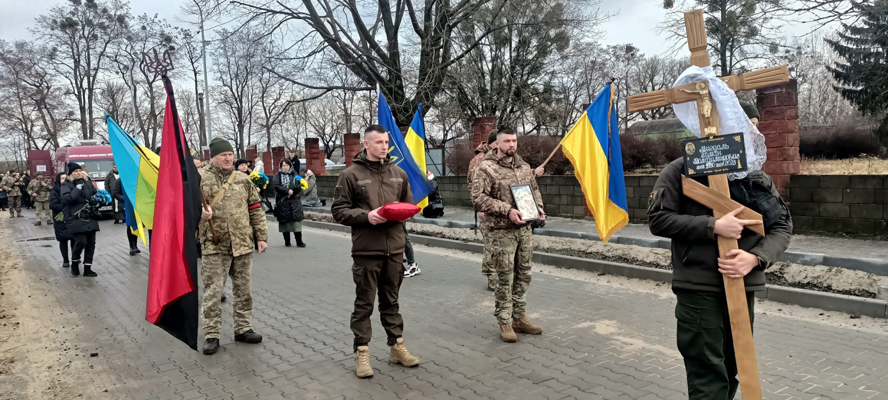 Понад пів року рідні надіялися, що живий: біля Луцька останню шану віддали Герою-розвіднику Роману Мигдалю