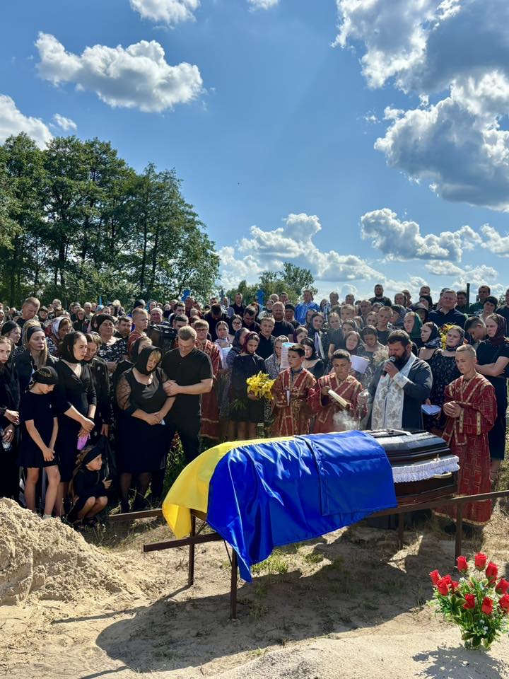 Загинув унаслідок авіаційного удару: на Волині попрощались з Героєм Дмитром Калінчуком
