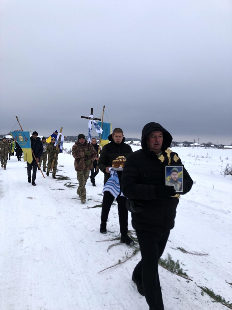 Ще зовсім недавно приїжджав у відпустку, а зараз зустріли «на щиті»: на Волині попрощалися із захисником Віталієм Рабчуном