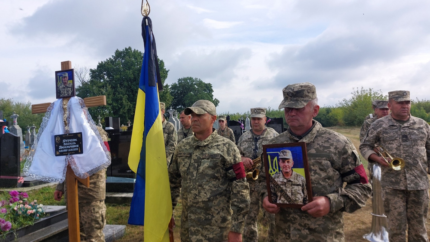 Залишилася дружина, дві доньки та троє онуків: на Волині попрощались з Героєм Василем Дуркотом