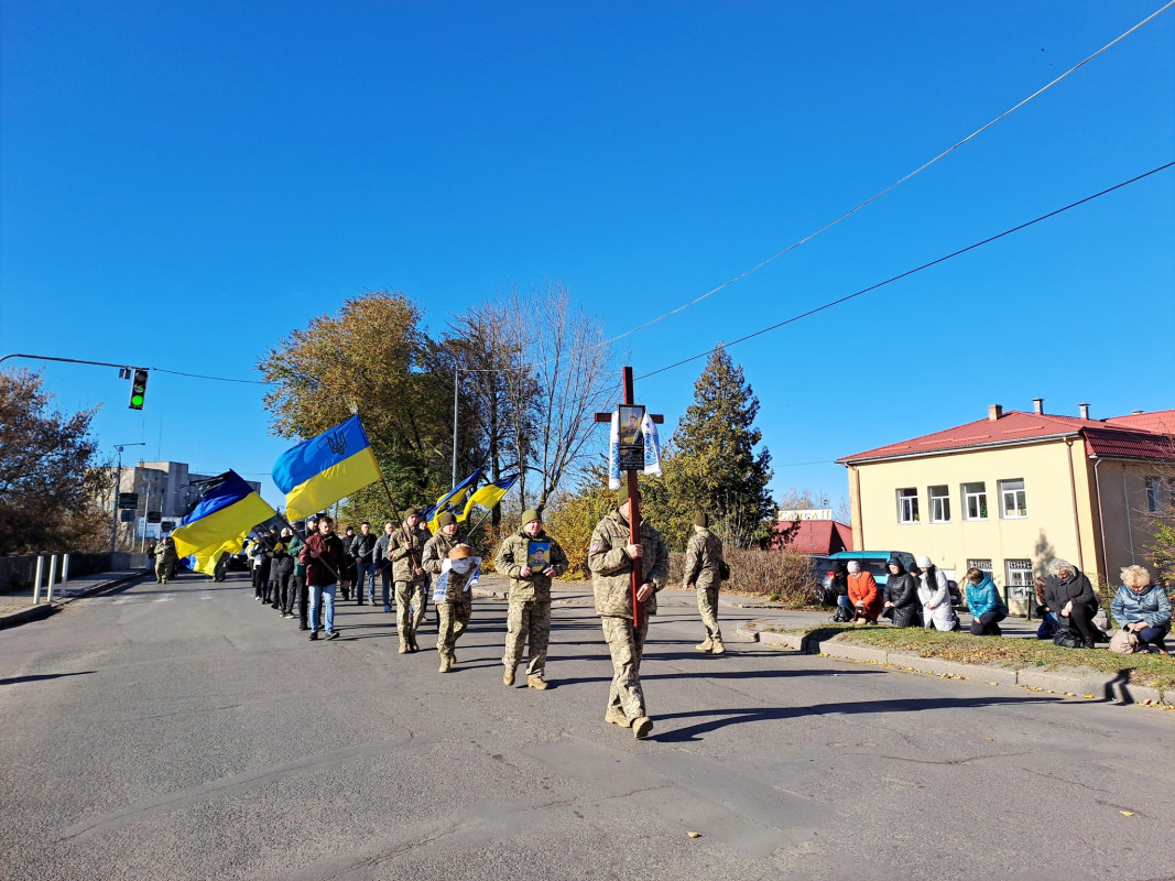 Коровай ділили на кладовищі: на Волині попрощалися з Героєм Максимом Хецером