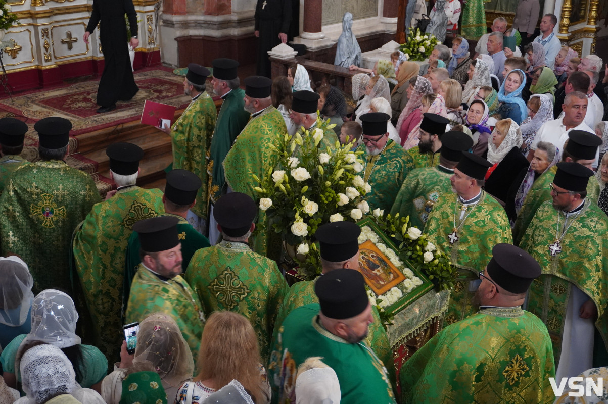 Хресна хода і спільна молитва: як минула літургія за участі Епіфанія у Луцьку. Фоторепортаж