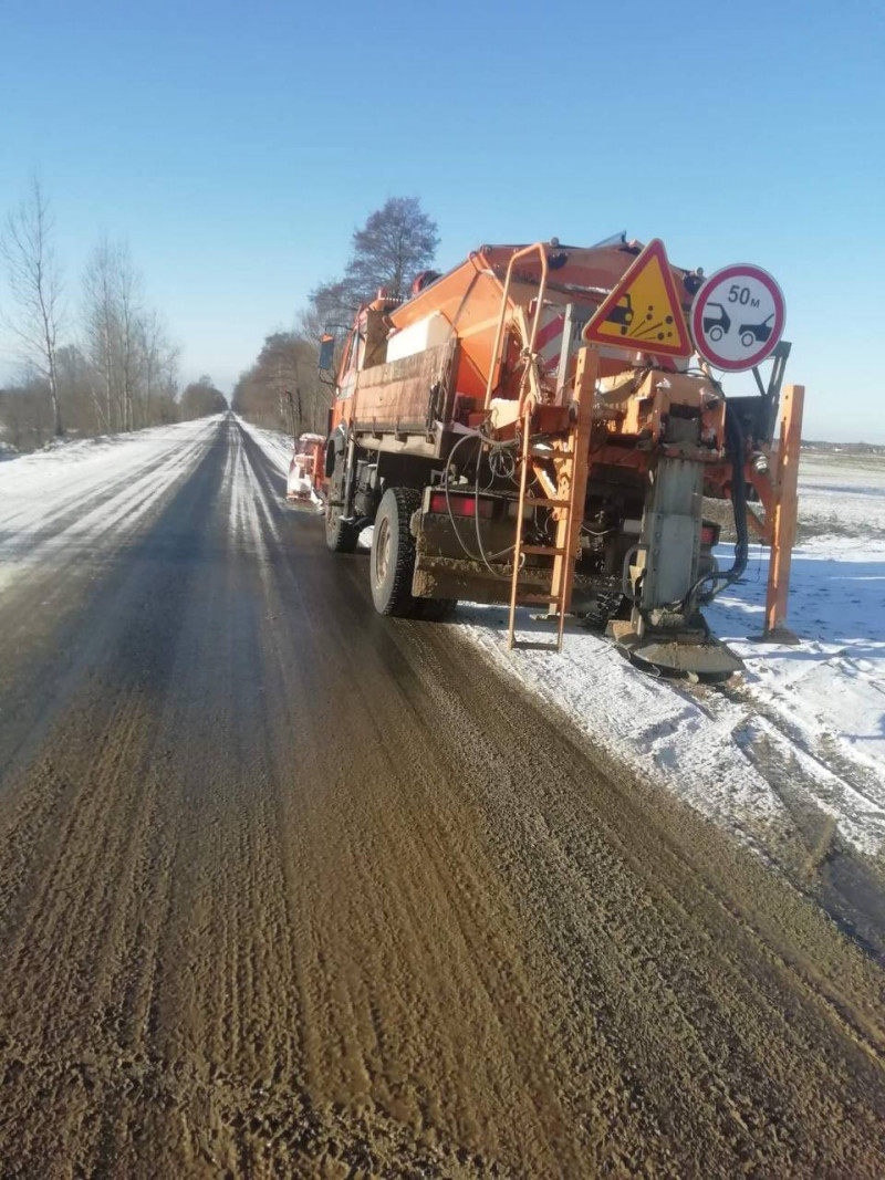 Як на Волині чистять дороги після нічних снігопадів