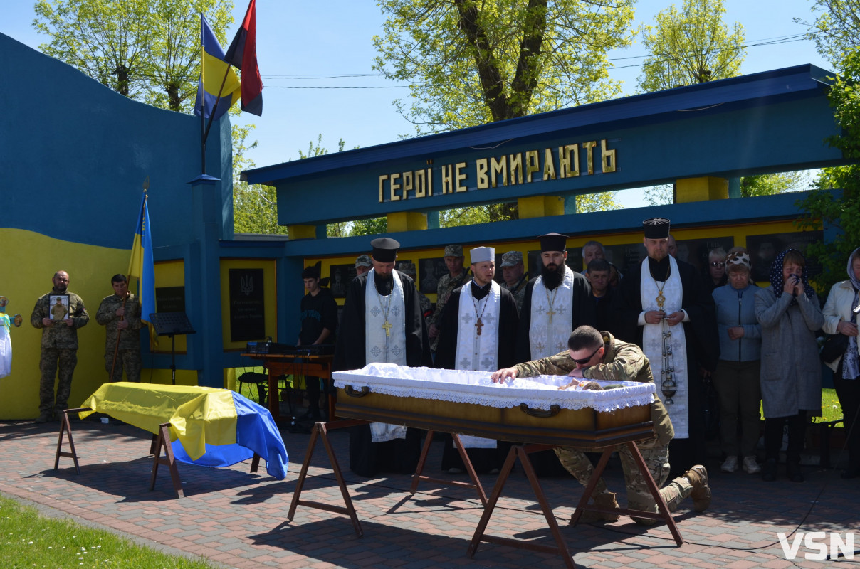 Був людиною, до якої тягнулося серце: на Волині попрощалися з 26-річним Героєм Дмитром Слюсарем
