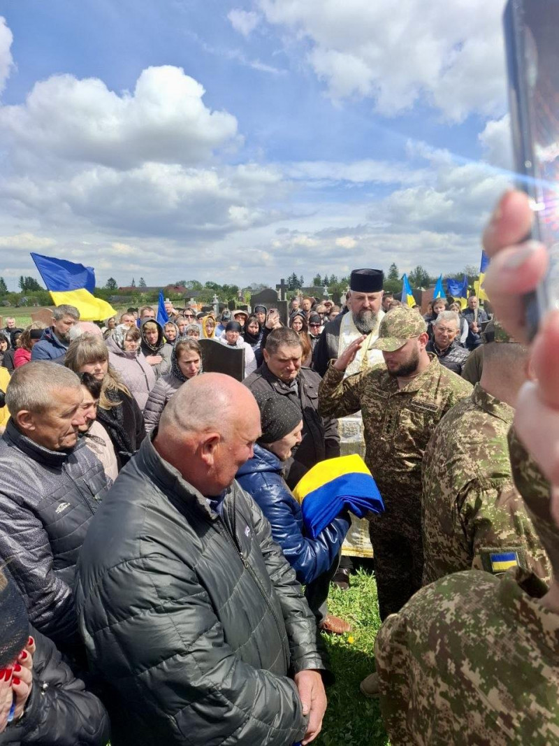 Коровай ділили на кладовищі: на Волині попрощалися із 24-річним Героєм Петром Олендром