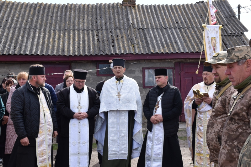 Коровай ділили на кладовищі: на Волині сотні людей прийшли попрощатися з Героєм Миколою Гацем