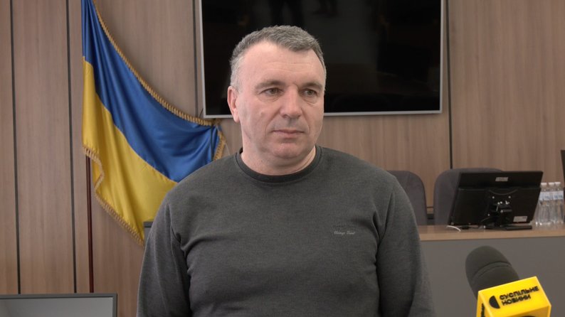 Люди перебігають дорогу просто між фурами: мешканці села біля Луцька просять автобус та перехід