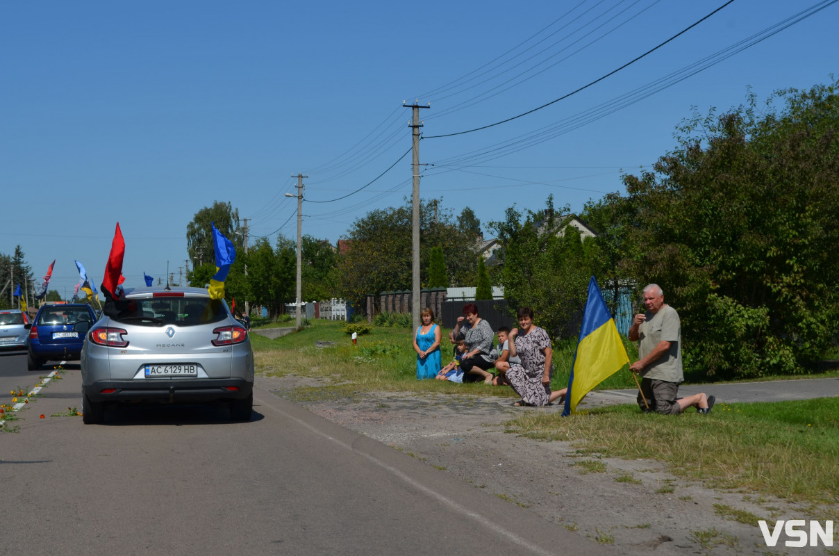 Сотні людей, прапори та квіти: востаннє додому повернувся Герой з Волині Степан Павлович
