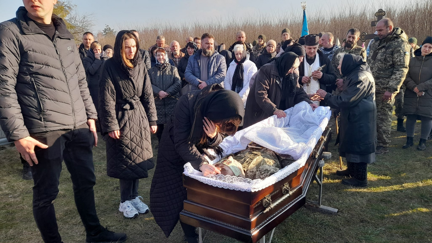 Героїчно загинув на Донеччині: на Волині попрощалися із полеглим воїном Геннадієм Кондратюком