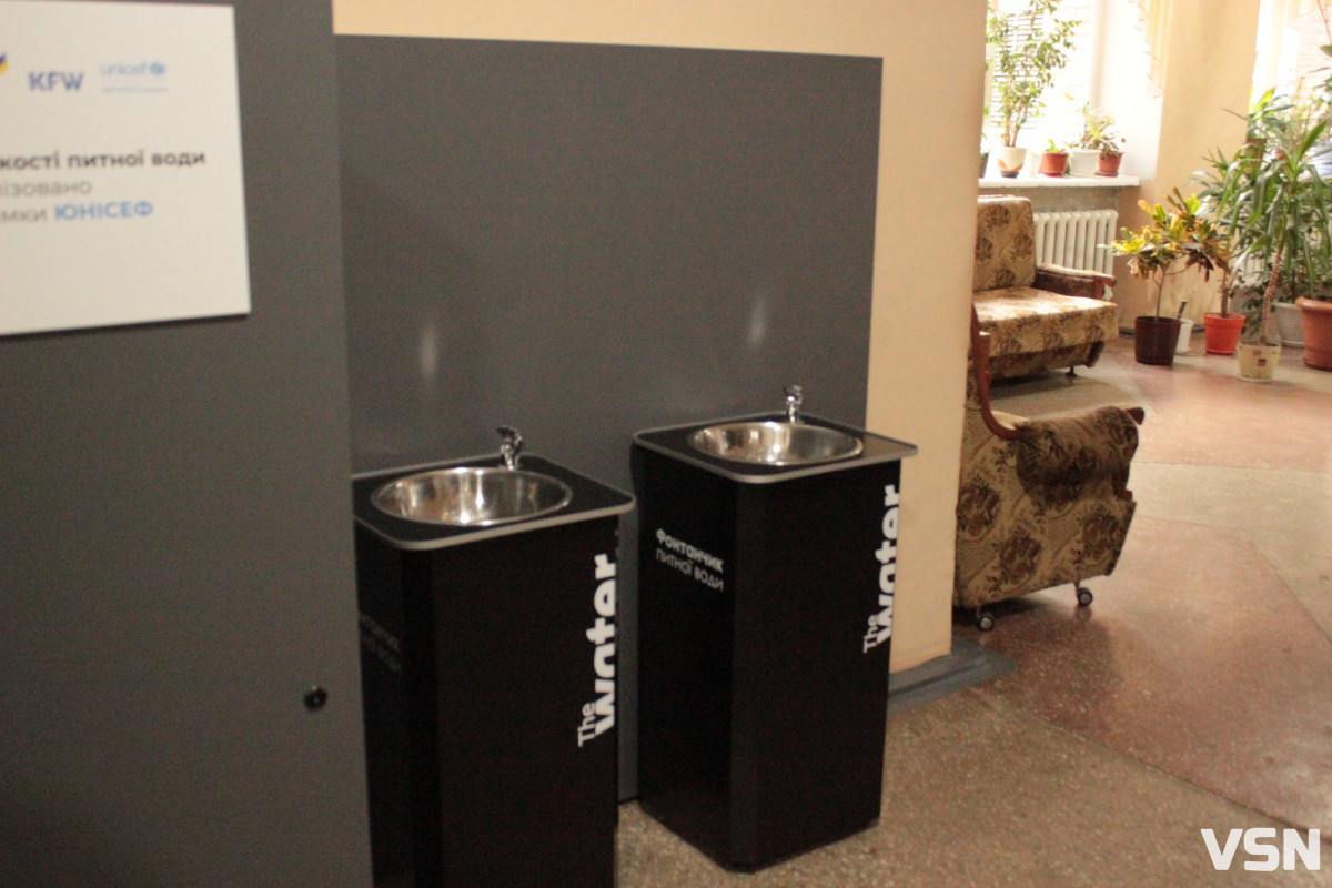 У луцьких школах та дитячій поліклініці встановили станції очистки води