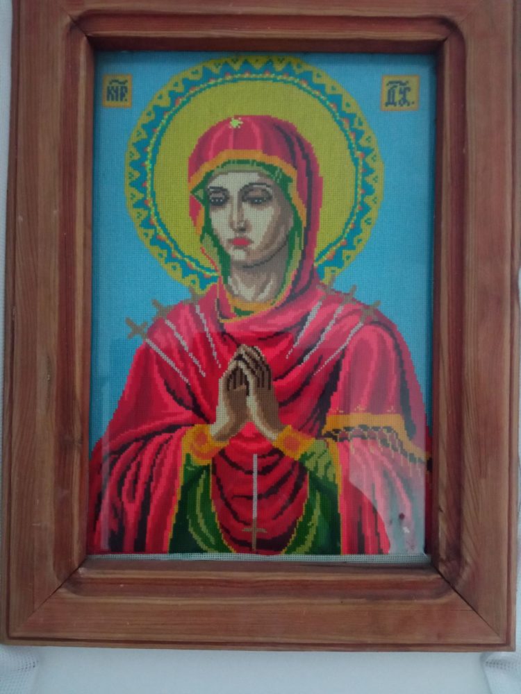 Майстриня з Волині вишиває і в'яже різноманітний одяг