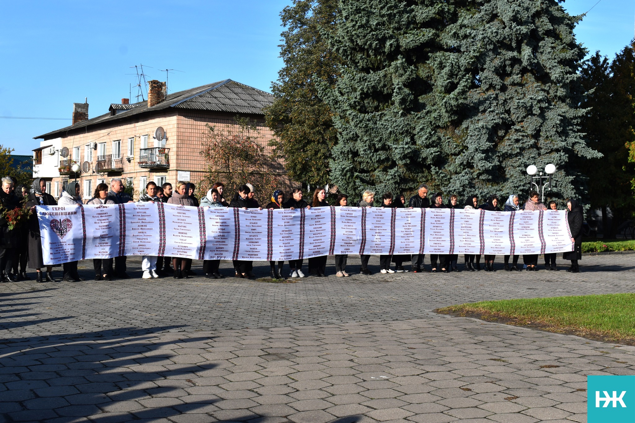 «Ми живемо, щоб пам’ятати»: історія волинської спільноти, яка тримає тил і вишиває пам’ять про Героїв