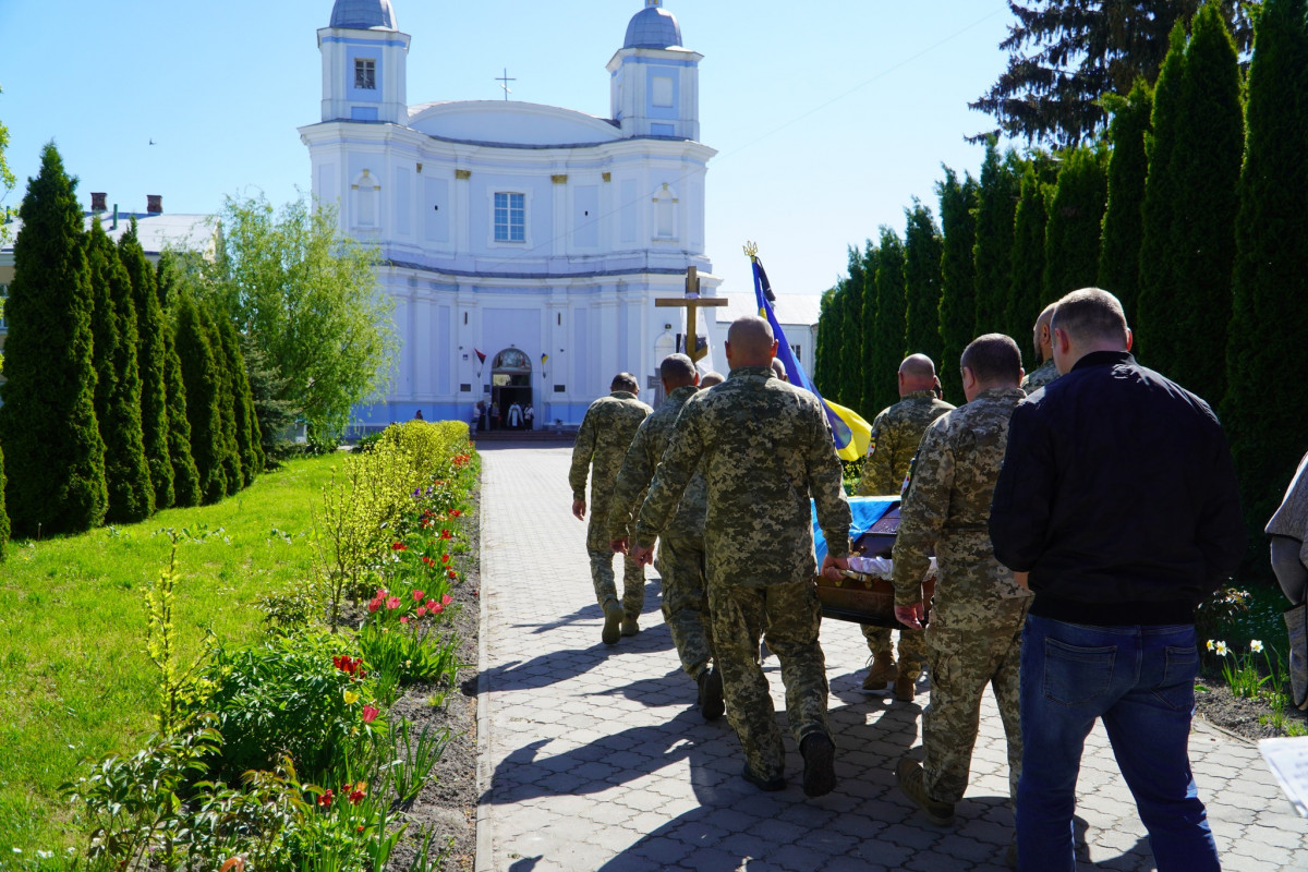 Скорботний кінець квітня: на Волині попрощались із Героєм Сергієм Омельчуком