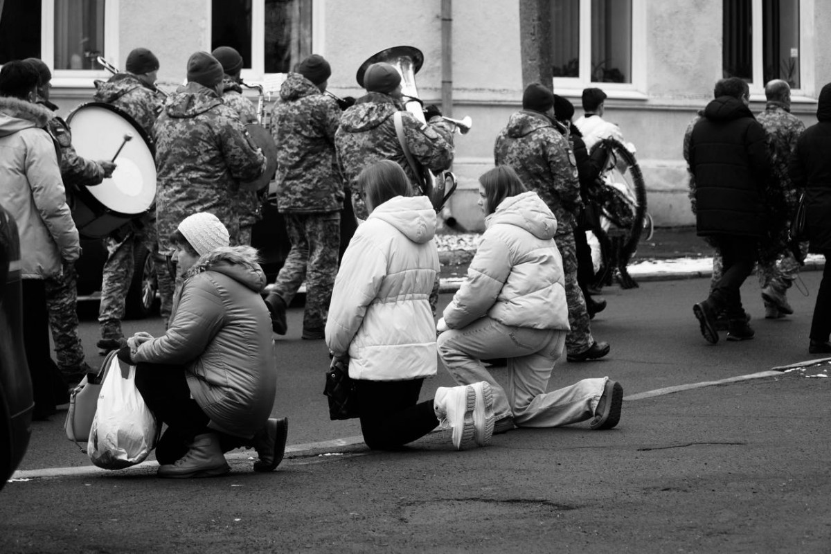 Поруч з домовиною – весільний коровай: волиняни попрощались з Героєм, який понад рік вважався зниклим безвісти