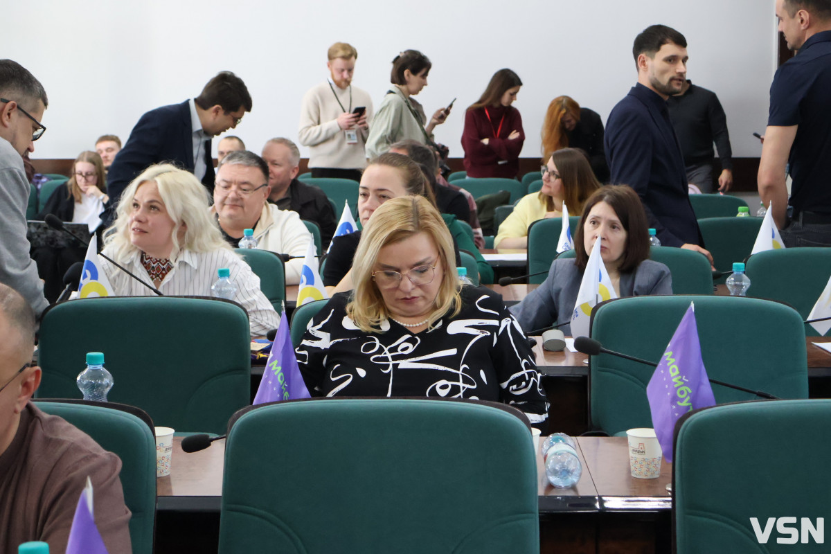 Флешмоб «Шкарпетуйся» і кадрові рішення: що відбулося на 90-й сесії Луцької міськради. Фоторепортаж