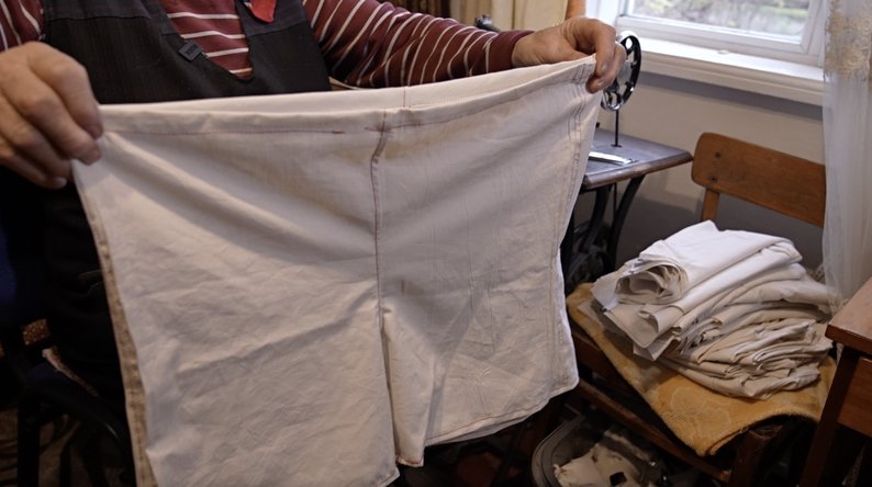 79-річна волинянка шиє адаптивний одяг для військових