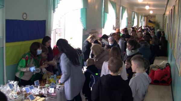 У Луцьку під час шкільного ярмарку зібрали понад 70 тисяч гривень на авто для ЗСУ