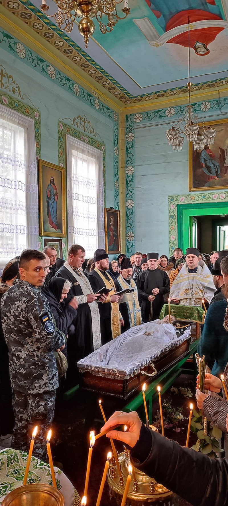 Зійшлося усе село: поховали 29-річного сапера з Луцького району Віталія Костюка. Фото