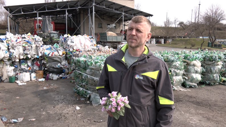 Кладовища Луцька завалені пластиком: чим небезпечні штучні квіти та вінки