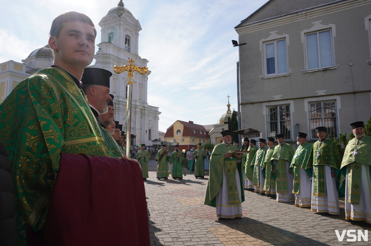 Хресна хода і спільна молитва: як минула літургія за участі Епіфанія у Луцьку. Фоторепортаж