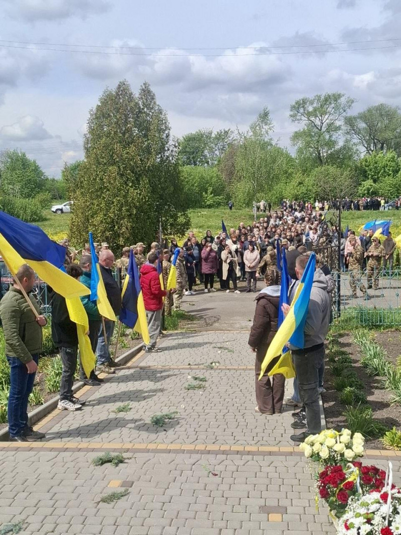 Коровай ділили на кладовищі: на Волині попрощалися із 24-річним Героєм Петром Олендром